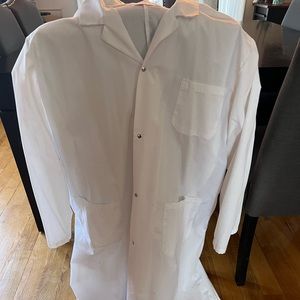 Lab coat size large. Worn twice. Sarrau grandeur large. Porté 2x